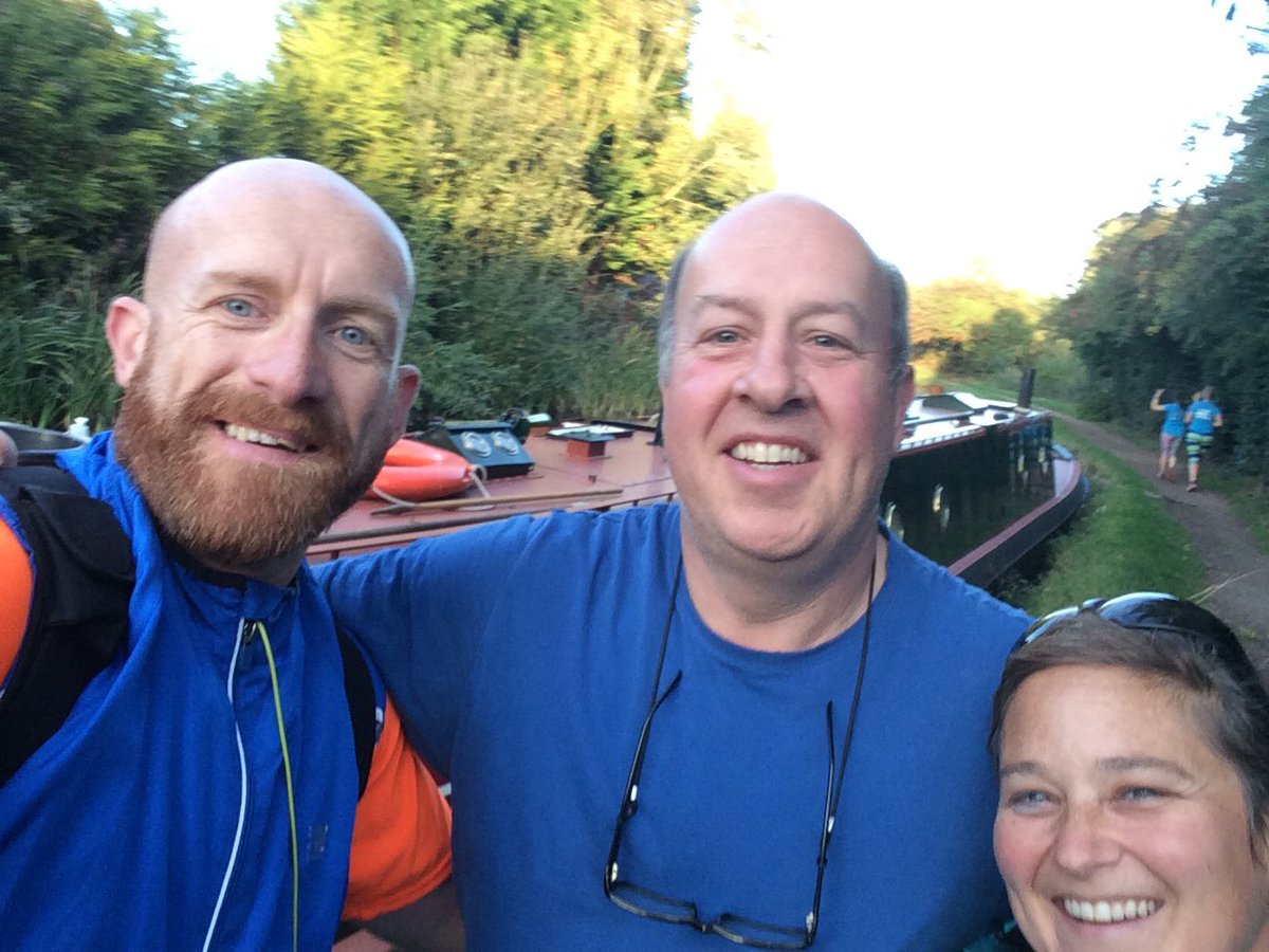 mattreid12's tweet photo. Free workout on canal commute home, helping these lovely people from Surrey free their barge that was stuck fast on a narrow section due to all the rubbish in canal #gladtohelp #gotasweaton #KindnessMatters https://t.co/vvIhNOD8eO