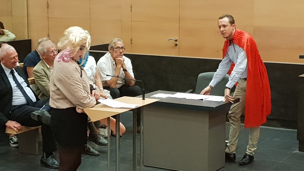 Rolan_Rodriguez's tweet photo. À @villedegrasse, on juge Harley Quinn qui a notamment volé la kryptonite de Superman, dans le cadre de la #NuitDuDroit @UjaGrasse @avocatGrasse @Conseil_constit #avocats https://t.co/Belyhs6kEF