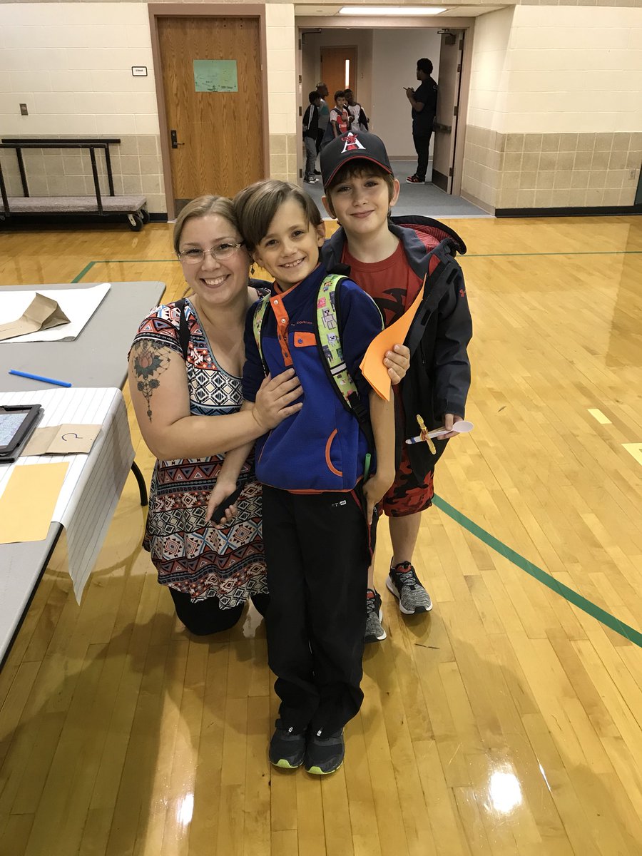 KayleeSlobotski's tweet photo. So much fun happening @OPS_DruidHill Family literacy and science night in full effect 📚♻️ #OPSProud #familynight #scienceisfun https://t.co/iocj3YrBDr