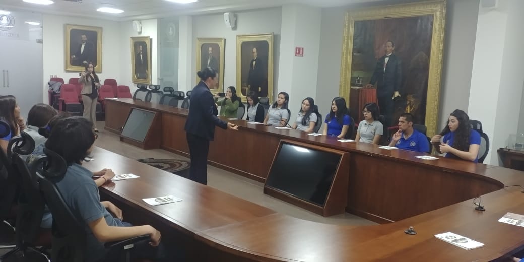 Hoy tuve el gusto de recibir a un grupo de alumnos de la Preparatoria Hans Gross, de Pachuca, quienes visitaron el Congreso del Estado y conocieron los trabajos que llevamos a cabo las y los diputados.