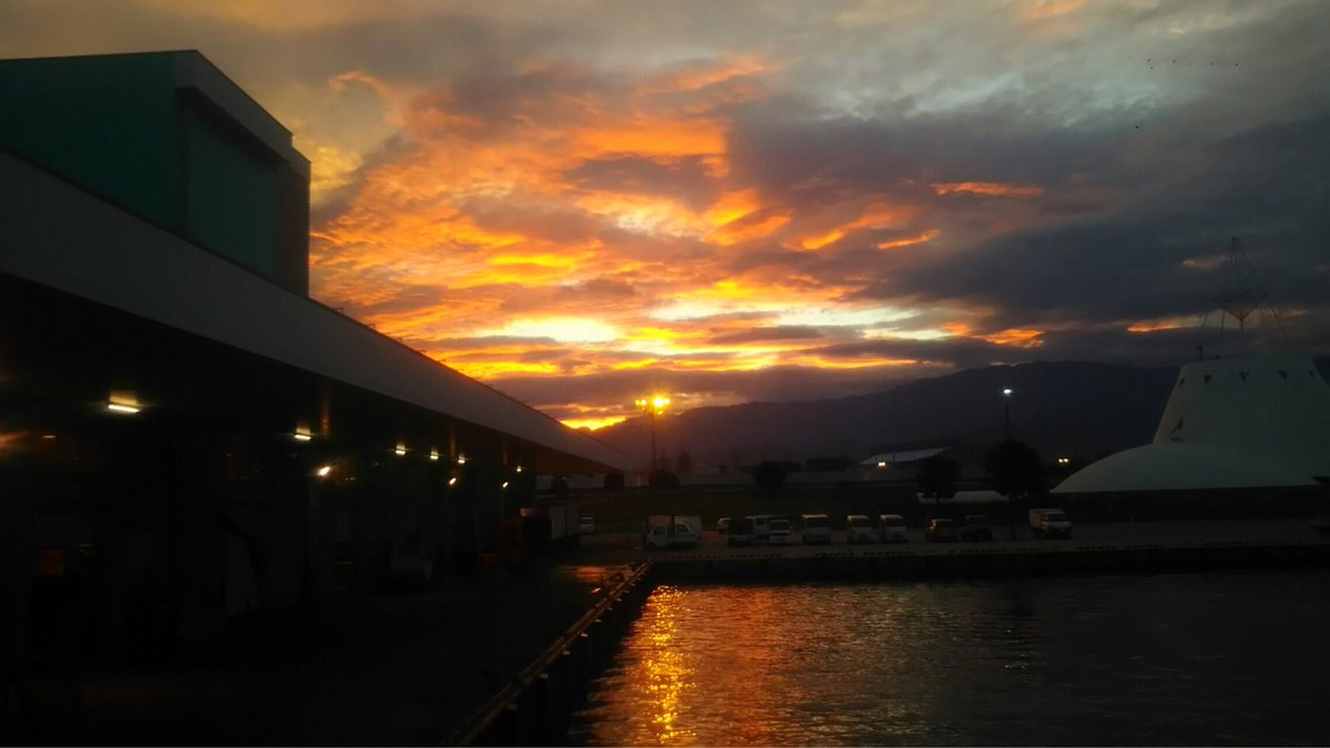 JF_uozu's tweet image. 皆さん、おはようございます！
今朝の朝焼けです。
午前5時43分頃からほんの10分程でしたが綺麗な景色が広がってました！
#朝焼け
#日の出
#故郷の景色
#午前５時