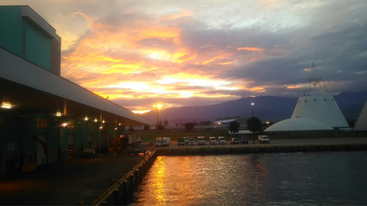 JF_uozu's tweet image. 皆さん、おはようございます！
今朝の朝焼けです。
午前5時43分頃からほんの10分程でしたが綺麗な景色が広がってました！
#朝焼け
#日の出
#故郷の景色
#午前５時