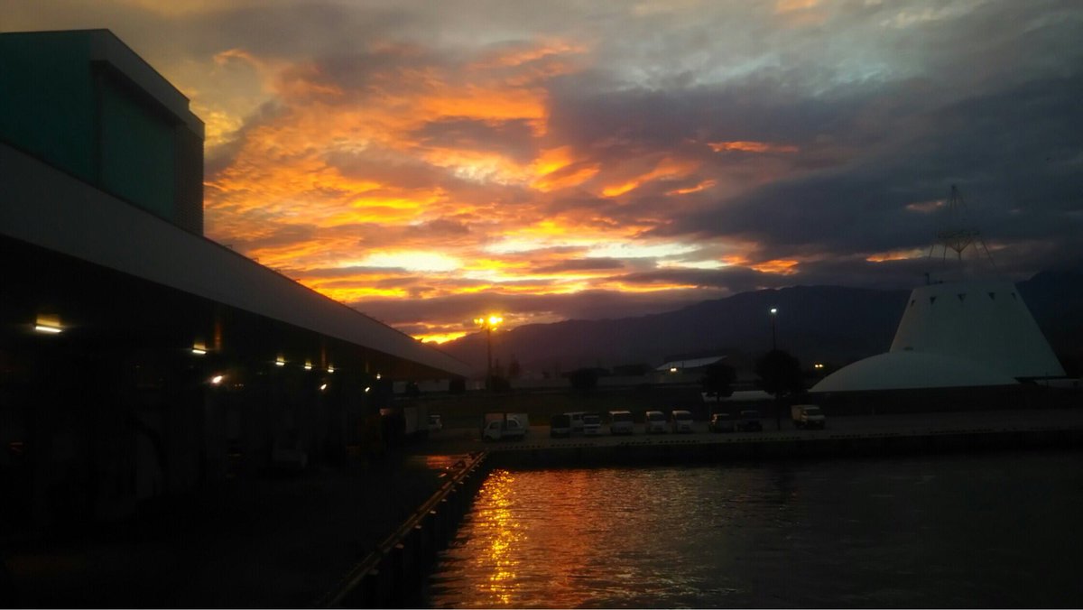 JF_uozu's tweet image. 皆さん、おはようございます！
今朝の朝焼けです。
午前5時43分頃からほんの10分程でしたが綺麗な景色が広がってました！
#朝焼け
#日の出
#故郷の景色
#午前５時