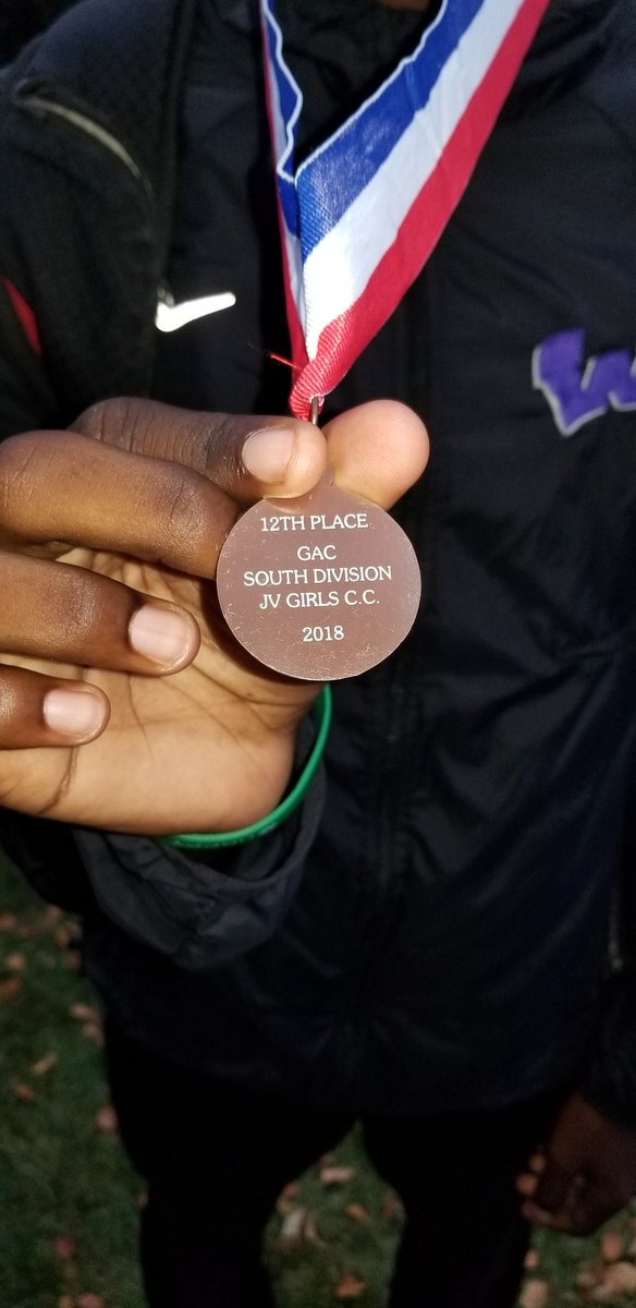 FzwCc's tweet photo. Staples finally got a medal for a 5k...too bad it's a girls medal. @Staples3Ryan https://t.co/YGAtRmsoiJ