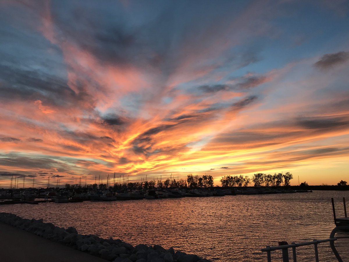 sueysue11's tweet photo. Although I donβt really like candy too much these cotton candy clouds are pretty sweet! #sunsetson55th #sunsetthrowdown2018 #fallisintheair #friendlyrivalry #lakeerieismyhappyplace #endlesssummer β€οΈππ³ππ @MerwinsMgr_ktk @JRodMcParky_CMP https://t.co/woKmxYCMfK