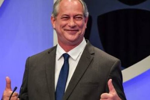 YulI0En's tweet photo. #TsunamiCIRO
A cara de quem sabe que foi o primeiro governante latino-americano, a receber o Maurice Paté https://t.co/sqWwxGv5ZC