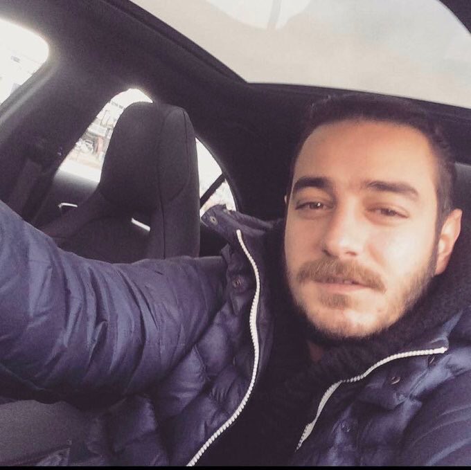 Sesimi duyan var mı ? Kızı uyuşturucu verilerek tecavüz edilip plazanın yirminci katından atılarak öldürülen Şule’nin babası olarak sesleniyorum kızımın katili Çağatay Aksu yargılansın istiyorum başka hiçbir şey istemiyorum adalet önünde hesap versin yeter