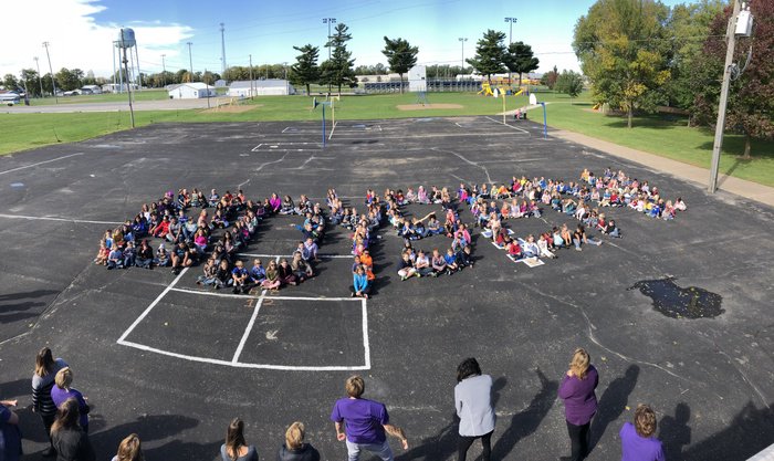 CsdWapello's tweet photo. More photos and support to the Boysen family from today at the Elementary.
#BoysenStrong  #WapelloTribePride https://t.co/XFjHTvq3Gu
