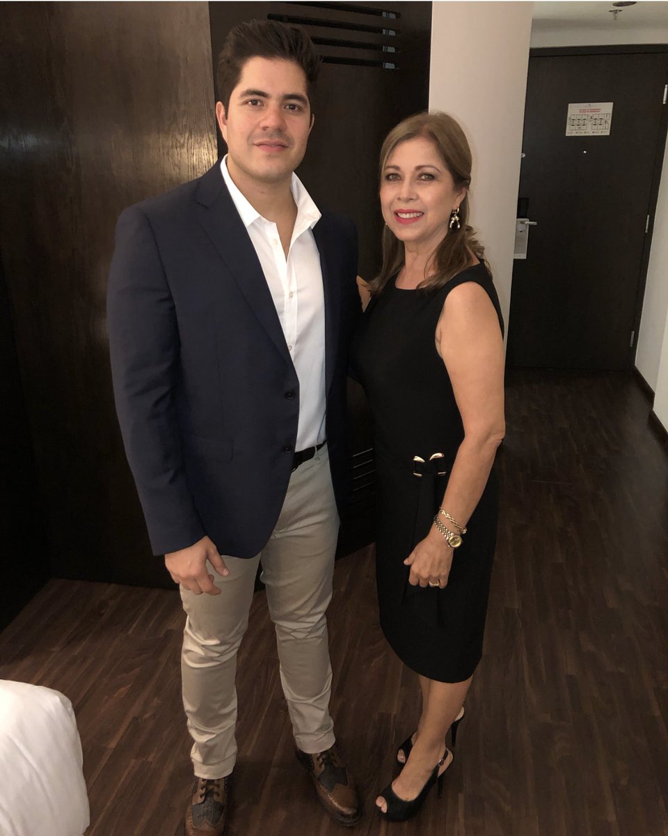 XavierZOficial's tweet photo. Hoy es cumpleaños de mi mejor amiga 🎊 mi madre, te amo con toda mi alma, que tengas un día maravilloso a festejarte se a dicho 😘 #packymunoz  🎁 https://t.co/m7ar0gHyhF