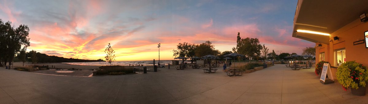 MerwinsMgr_ktk's tweet photo. Sunset definitely didnβt disappoint tonight #LakeErie #Edgewater #beachvibes #lakeeriesunsets #sunsetthrowdown2018 #CLE #teambeachhouse #calledit #beachhousecameo #Panorama https://t.co/zuTQ8oQLzj