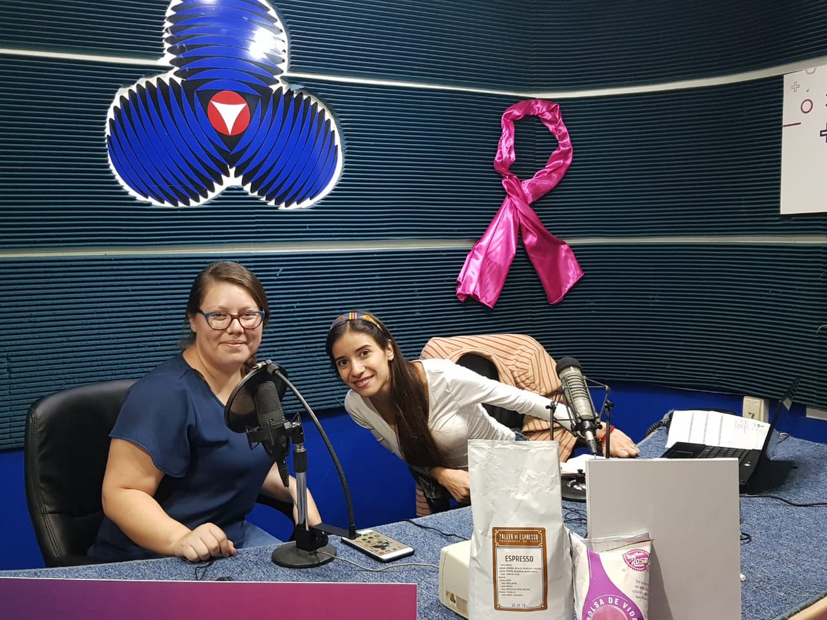 RadioMujer927FM's tweet photo. #KarenGarcía y #AnayeliLuna en #Relaja2Show hablando de 'Un día eres joven y al otro'... 🤔😐😆😅
#RadioMujer927FM 🎙
#ElPoderDeTuIntuición 🔮 https://t.co/HXHK8Dumgt