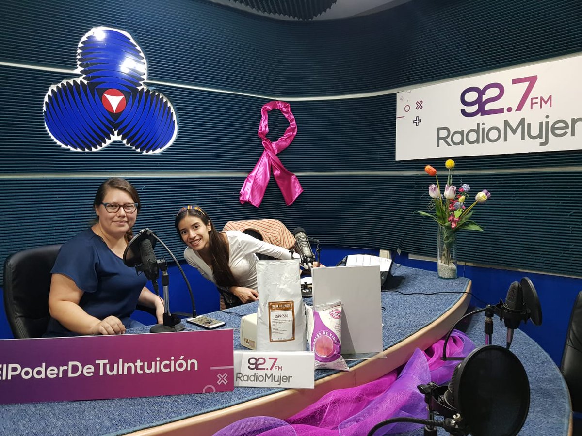 RadioMujer927FM's tweet photo. #KarenGarcía y #AnayeliLuna en #Relaja2Show hablando de 'Un día eres joven y al otro'... 🤔😐😆😅
#RadioMujer927FM 🎙
#ElPoderDeTuIntuición 🔮 https://t.co/HXHK8Dumgt
