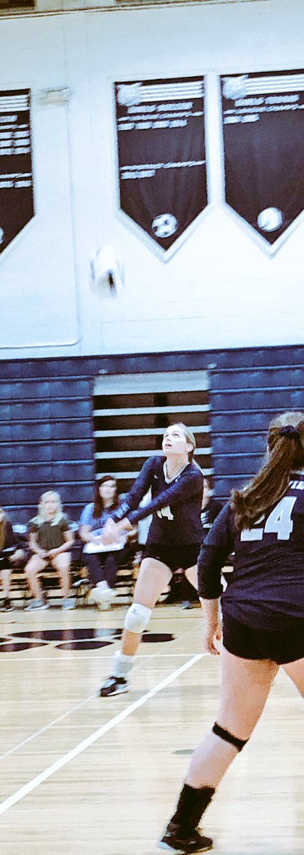 sjk1018's tweet photo. Our @GHVball team is battling hard tonight! 💪🏼❤️ #GHSDreamBig @rbrown035 https://t.co/EdtjazYN1E