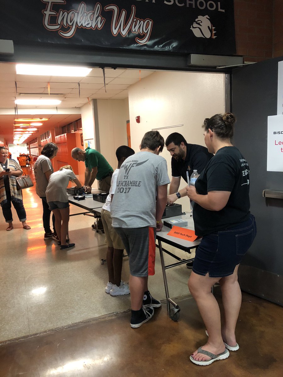 TeChickJuli's tweet photo. @burkburnettisd techies gettin' their teaching on! These guys are taking computers apart and putting them back together! #bisdstem #bisdstemfair @BradOwenBISD https://t.co/YivNcM9MaM