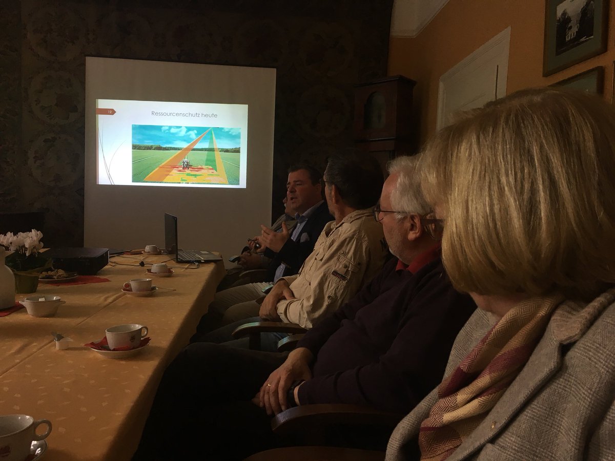 Digtalisierung der Land- und Forstwirtschaft. Beeindruckendes Gespräch bei den Freiherren Knigge in Bredenbeck. Sturmschäden per Drohne dokumentiert, Satellitendaten zum Düngen, Zentimetergenaue Behandlung von Pilzbefall - was so alles geht... Ulla Ihnen MdB zu Gast in #Wennigsen