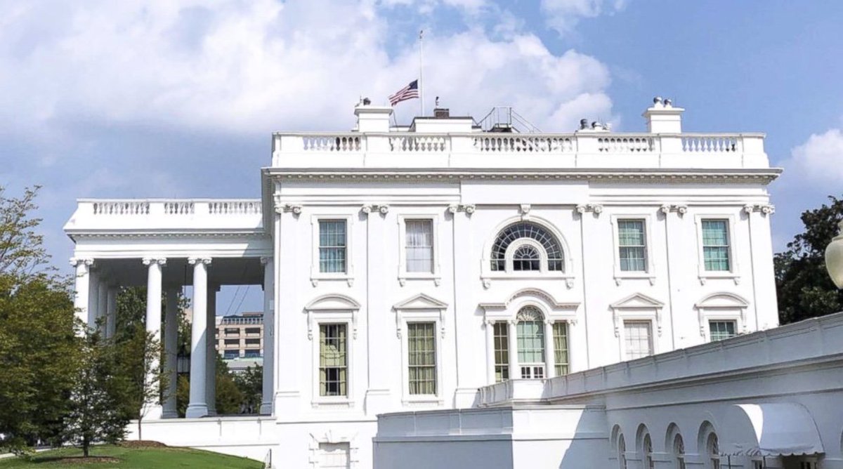 PaintstrokesOTG's tweet photo. Did you know it takes 570 gallons of paint to cover the exterior of the White House, located in Washington D.C. ? https://t.co/83HjP5C7eT
