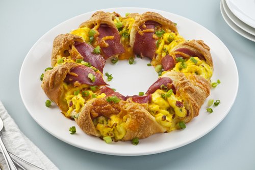 butterball's tweet photo. Looking for breakfast inspiration? Make our Butterball Turkey Bacon into a morning feast and whip up this delicious Crescent Breakfast Ring! #turkeybacon #CrescentRing
Recipe here: https://t.co/tmqzROnSZX https://t.co/DQby168fUX