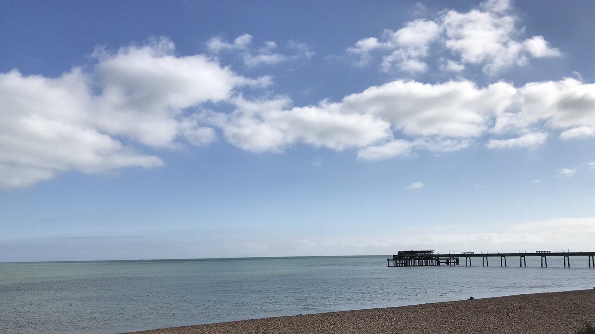 Got to love a sunny October! Long may it last...🌞#kentcoast #dealkent #dealbeach #dealpier #blueskies #autumnvibes