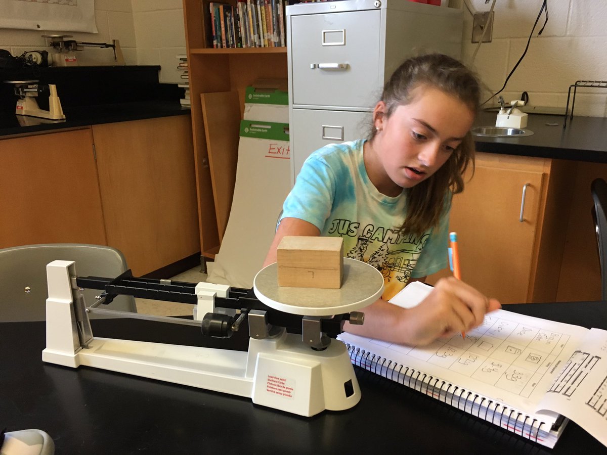 HpmsKil's tweet photo. No computers today! We used ‘ancient’ technology to discover density...and they loved it. I love watching them ‘play’ and learn! @HPMS_Official #FeeltheTHUNDER https://t.co/kKdLFdm66C