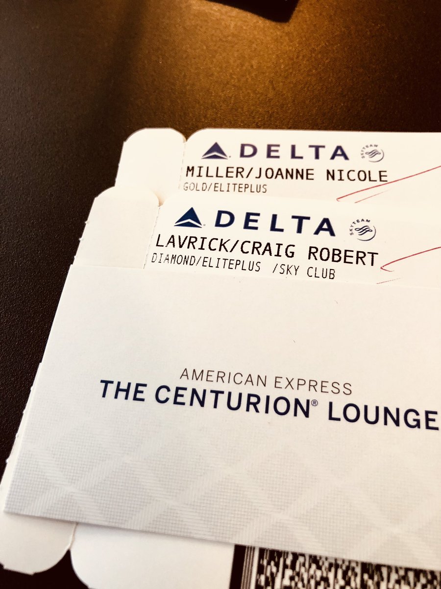 digSolutionsLLC's tweet image. Mustering our inner Spartans, pre-flight. 🇨🇱 #morningmimosas 🍊🥂#centurionlounge #chilebound #chileexplorereport