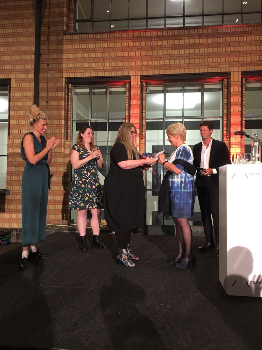 RCE_erfgoed's tweet photo. Davida de Hond is het Museumtalent van 2018!
De prijs is zojuist uitgereikt door @MarjanHammersma, secretaris generaal van het ministerie van OCW. Davida stond in de finale met Brigitte Jansen en Femke Veeman. 
#Museumcongres #Museumtalent #Mondriaanfonds #Cultureelerfgoed https://t.co/wGkIoWYguF