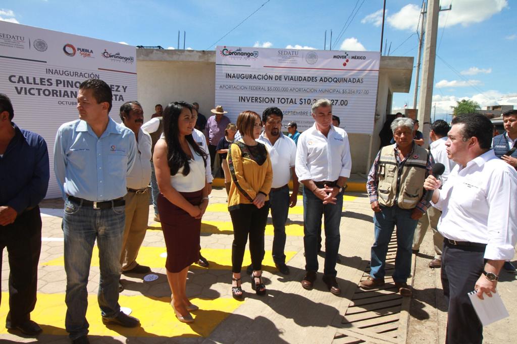 SEDATU_mx's tweet photo. En Coronango, #Puebla, la Sria. @Rosario_Robles_, el Gobernador @TonyGali y la Pdta. Municipal @Melymak realizaron la entrega de calles que están diseñadas para brindar inclusión y seguridad a los peatones. https://t.co/erXEURGgqZ