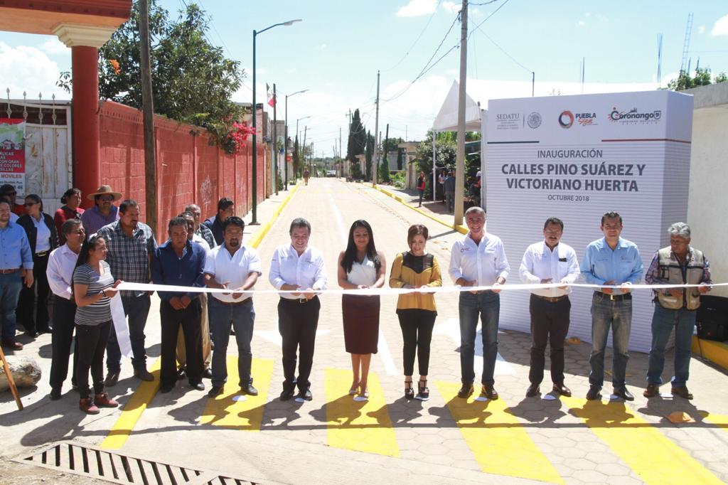 SEDATU_mx's tweet photo. En Coronango, #Puebla, la Sria. @Rosario_Robles_, el Gobernador @TonyGali y la Pdta. Municipal @Melymak realizaron la entrega de calles que están diseñadas para brindar inclusión y seguridad a los peatones. https://t.co/erXEURGgqZ