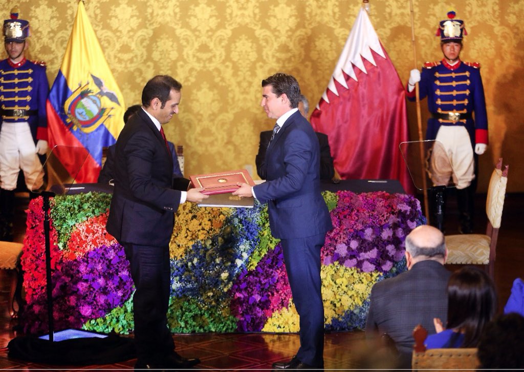 lead_agencia's tweet photo. Orgullosos de haber llevado las flores de #EsmeraldaFarms al Palacio de Gobierno Ecuatoriano. #ArteEnPalacio #VisitaCatarEcuador https://t.co/z1adQDKnrV