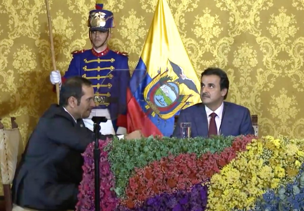 lead_agencia's tweet photo. Orgullosos de haber llevado las flores de #EsmeraldaFarms al Palacio de Gobierno Ecuatoriano. #ArteEnPalacio #VisitaCatarEcuador https://t.co/z1adQDKnrV