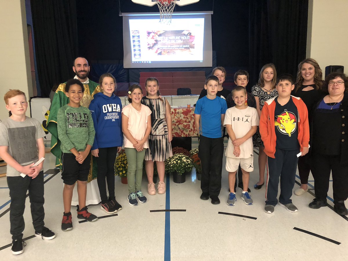 Merci à la classe de Mme Mélanie pour la préparation de la belle messe de l’Action de grâces. Bienvenue chez nous Père Tom Ferrera et Mme Veronica Costa!