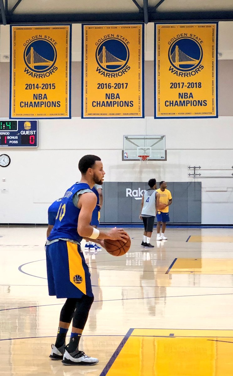 stephen curry wearing curry 6