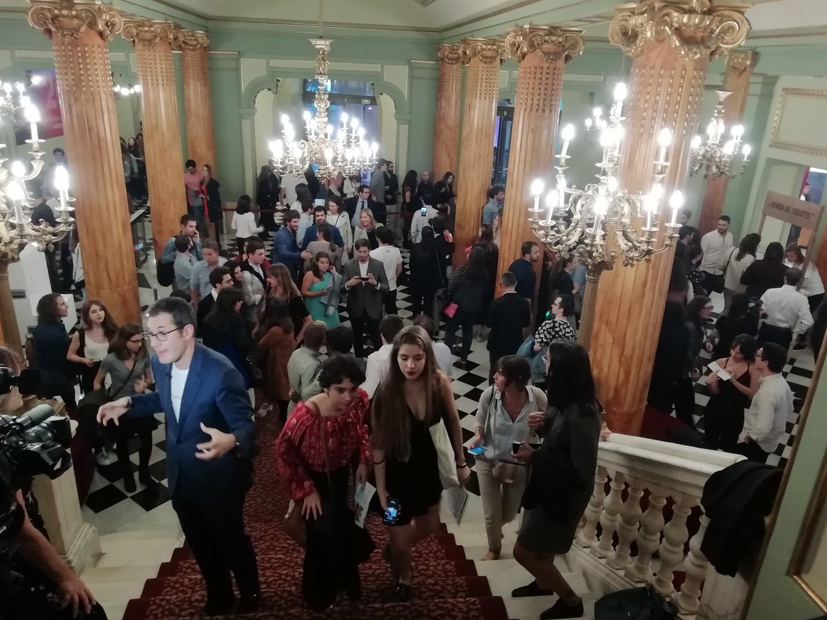 Primeres impressions dels joves a l'entreacte de #Liceuunder35 :
Entusiasme, fascinació, sorpresa per la qualitat de les veus, alguna dificultat per seguir l'argument... Però diuen que repetiran! <a href="/Liceu_cat/">Gran Teatre del Liceu</a>