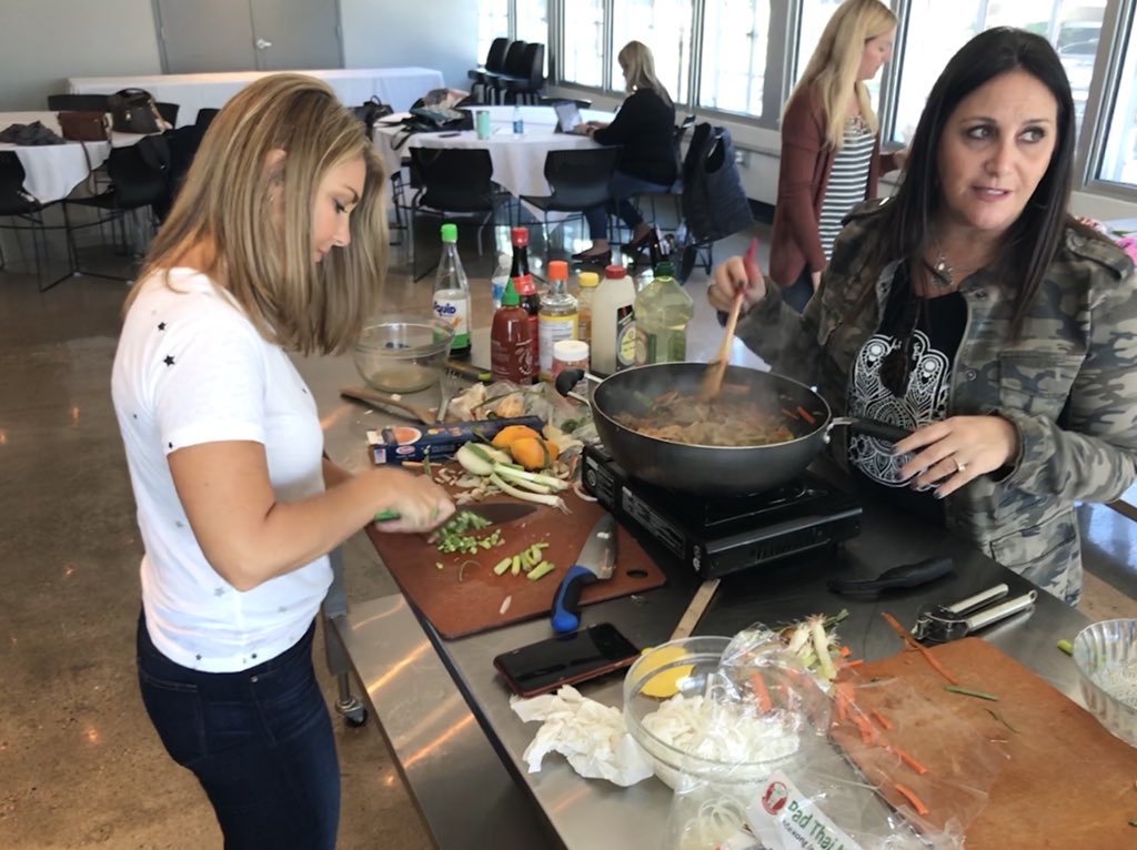 JulieKenneyIA's tweet photo. Pretty sweet lunch gig today judging the @iowa_corn food blogger cook off with @iowabeefcouncil and @IowaPork
#iacornquest showcases corn and all things #iowaAg to these amazingly talented food bloggers from across the country https://t.co/CoyicJf6tk