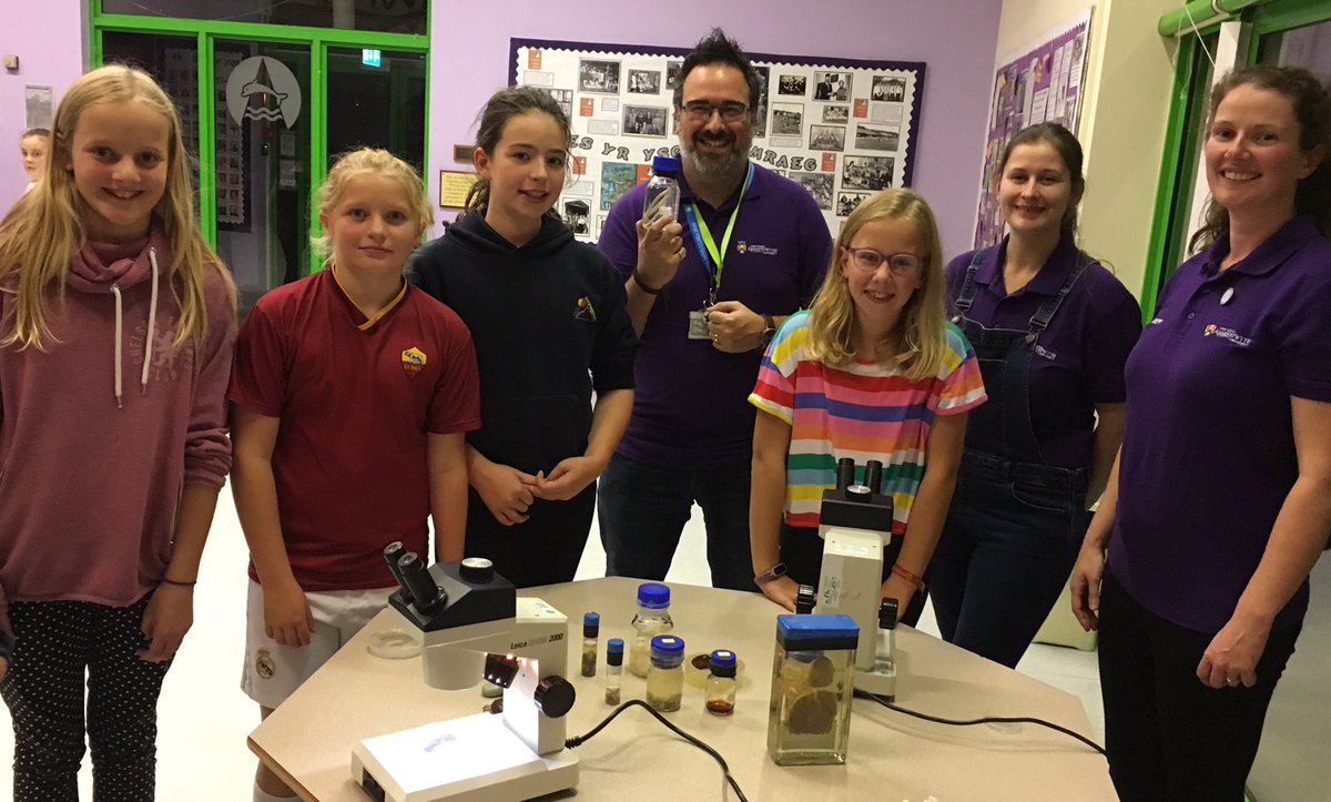 Diolch yn fawr <a href="/RussMorphew/">Russ Morphew</a> <a href="/M4berN/">Martin Allyn Nelmes</a> Helen a Holly o <a href="/Prifysgol_Aber/">Prifysgol Aberystwyth</a> am noson ddifyr iawn yn Adran Aberystwyth <a href="/UrddCeredigion/">Urdd Ceredigion</a> yn sôn am barasitiaid a robotiaid. Pawb wedi joio mas draw ac wedi dysgu llawer 🤖🐛🤖🐛 <a href="/ibers_aber/">IBERS - Aber</a> <a href="/NeilNfg/">Neil Glasser</a> <a href="/gwerfylpj/">Gwerfyl Pierce Jones</a> <a href="/Nwdls/">Rhodri 🍜</a> <a href="/yrawrgymraeg/">#yagym🏴󠁧󠁢󠁷󠁬󠁳󠁿Yr Awr Gymraeg</a>