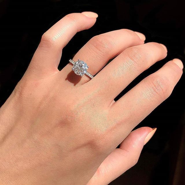 jewelleryavenue's tweet photo. Simple lines ๏ผ stunning sparkle = complete perfection. โค Double tap & TAG who you'd want to share this with โฆ
.
.
Ring by @michael.alan.jewelers.oc
Via @thecaratclub
.
.
#jewelrydesigner #diamonds #jewelryaddict #jewelry #rings #jewelrygram #diamondrโฆ https://t.co/yZFI0kMlHR https://t.co/vkM5IwllCY