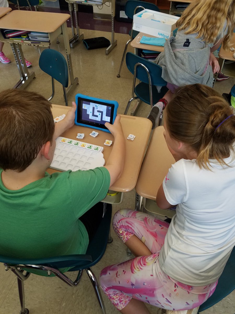 Teaching each other how to code. Great teamwork across grade levels.  We love the students in Mrs. Summers's class! @Puzzlets @JKPlum1
