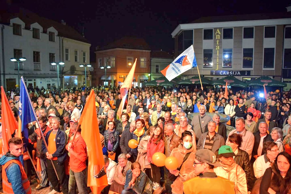 DFNoviGrad's tweet photo. Aktivnosti kampanje koalicije završavaju se sutrašnjom šetnjom mira sa Željkom Komšićem, Čedomirom Jovanovićem i članovima i simpatizerima Demokratske fronte i Građanskog saveza u Sarajevu. #BIHpobjeđuje #ŽeljkoKomšić #Izbori2018 #Demokratskafronta https://t.co/OGBQqqEIMA