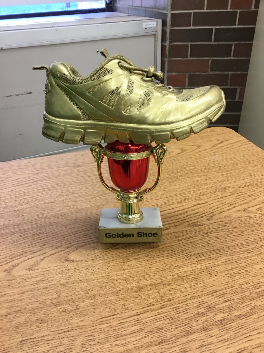 MsCook5_6's tweet photo. Yesterday was the first #WalktoschoolWednesday. Room 13 had the highest participation which earned us the #GldenShoe and bragging rights for a week! @ctrwrdsb @wrdsb ๐๐๐ผ #THATclass https://t.co/MRRnhOlBuF