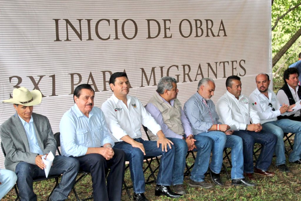 DanielRolandoJ's tweet image. El gobierno de @omarfayad refrenda su compromiso con nuestros migrantes, hoy a través del programa del 3x1 para migrantes se está beneficiando al municipio de #AtotonilcoElGrande con la construcción de un sistema de agua potable en el paso de Amajac.