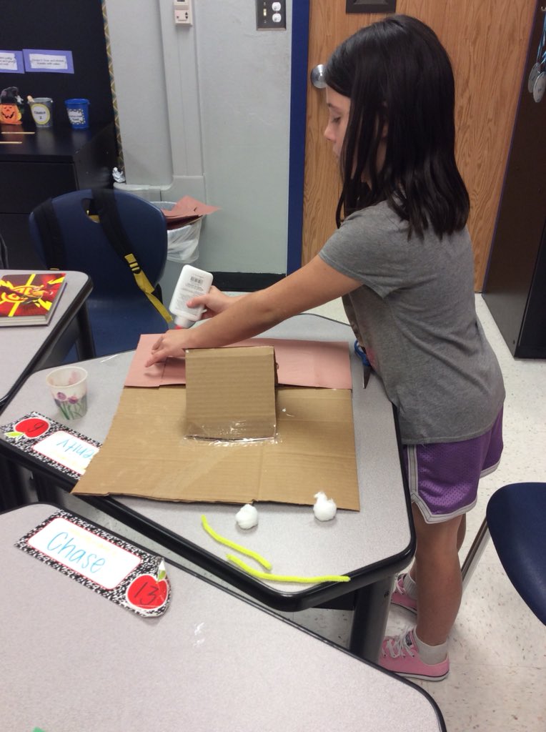 5thgradebears's tweet photo. Hey #5thgrade team, today in science we are making rain shadow models! These are some pictures of Miss Curran’s cubs working extremely hard☺️🐻 #bears #science https://t.co/pIBiEGaFY7