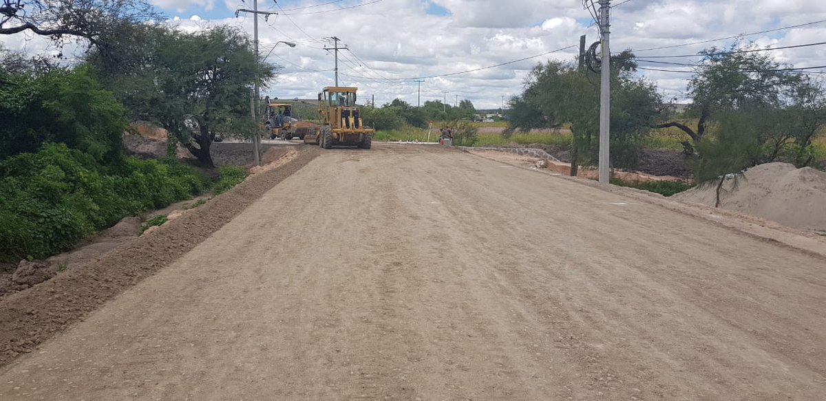 DSIrapuato's tweet photo. Se trabaja en el conformado del camino hacia la comunidad de Peñuelas, también se construye el puente de acceso hacia la localidad. Estas acciones mejorarán la calidad de vida de mas de 433 familias. 👨‍👩‍👧‍👦🚜
Con mejores comunidades hacemos de Irapuato, una #MejorCiudad 🍓 https://t.co/M2sGKIkrFO