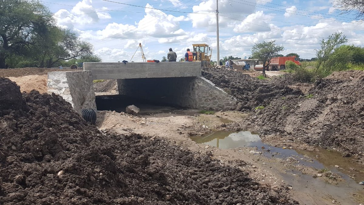 DSIrapuato's tweet photo. Se trabaja en el conformado del camino hacia la comunidad de Peñuelas, también se construye el puente de acceso hacia la localidad. Estas acciones mejorarán la calidad de vida de mas de 433 familias. 👨‍👩‍👧‍👦🚜
Con mejores comunidades hacemos de Irapuato, una #MejorCiudad 🍓 https://t.co/M2sGKIkrFO
