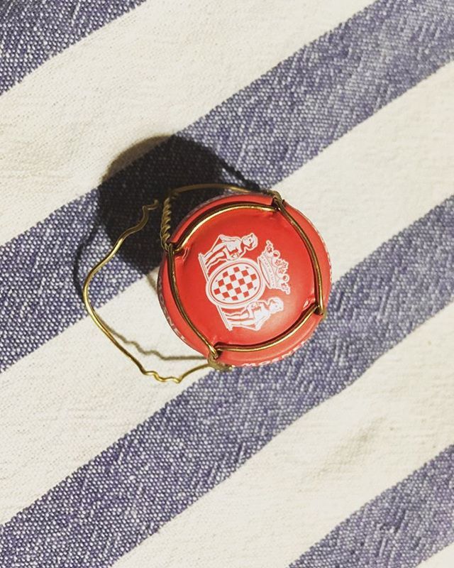 serenabecucci's tweet photo. Capsula Rossa @ilmosnel #franciacorta #franciacortadocg #brut #capsule #muselet #gabbietta #sparkling #metodoclassico #winelover #sparklingwine #winepassion #bubbles #bubblestime #wineshop #portoferraio #elbaisland https://t.co/dQKT1O4iKr