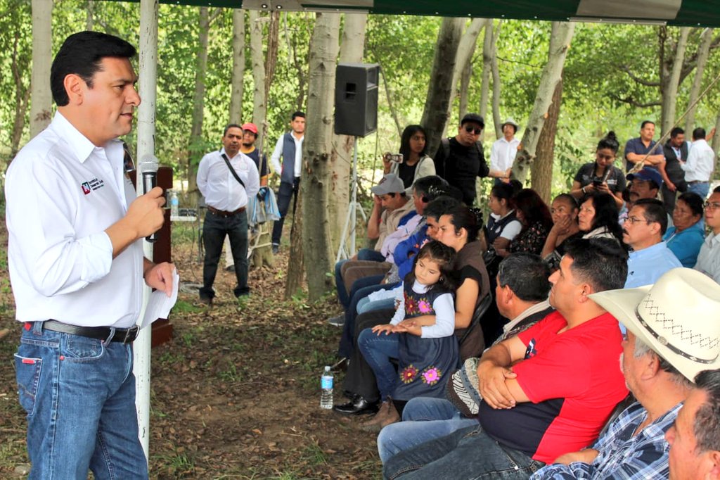 DanielRolandoJ's tweet image. El gobierno de @omarfayad refrenda su compromiso con nuestros migrantes, hoy a través del programa del 3x1 para migrantes se está beneficiando al municipio de #AtotonilcoElGrande con la construcción de un sistema de agua potable en el paso de Amajac.