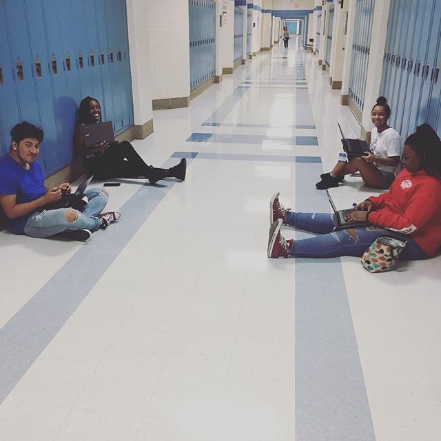 MsLongTeaches's tweet photo. I just love everything about this 💙🐺! I don’t care where you work, when you see kids smiling it’s a job well done! 💪🏻 #Clarksburg #Clarksburghs #clarksburgenglish #english11 #MrsLongsClasses #mlearning #flipclass https://t.co/f03IivpY9h