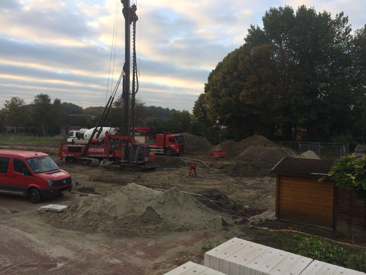 rowasyd's tweet photo. @rijkbouw @Marsaki_BV   #Arendskwartier  Vandaag 1e fase boorpalen afgerond 22 woningen. Netjes gewerkt # Vroom funderingstechnieken https://t.co/lYLv9WkD8p
