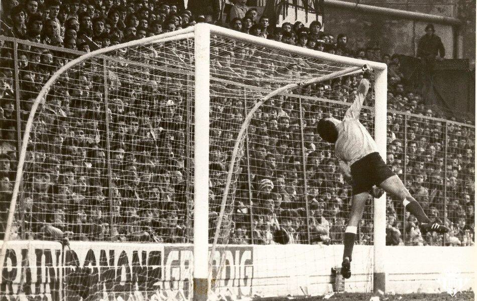 FOTOS HISTORICAS O CHULAS DE FUTBOL - Página 2 DosNR9qX4AA5y8D