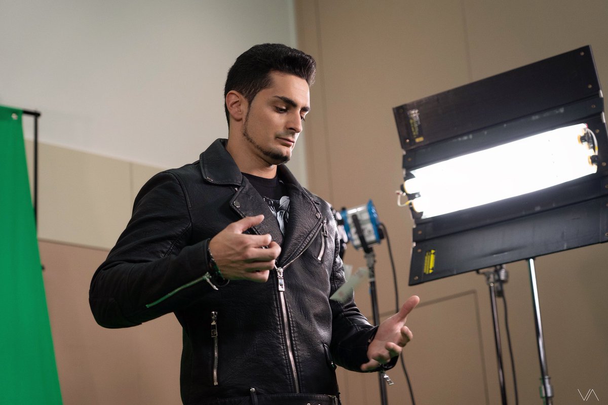 nowyouseemelive's tweet photo. Another behind-the-scenes look with @FlorianMagicien ♦️♥️♣️♠️ #nysmlive #nysm #nowyouseemelive #magic #magicians #cardistry #cardmagic #sleightofhand #magiclife #illusion #illusionist https://t.co/3XohUhBESd
