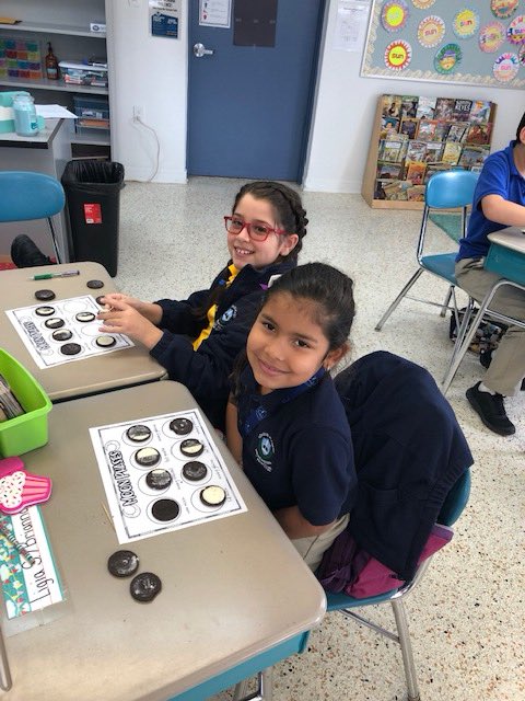 AcademyPalms's tweet photo. 3rd grade students studying the phases of the moon with Oreos! https://t.co/X6Eg6vedE8
