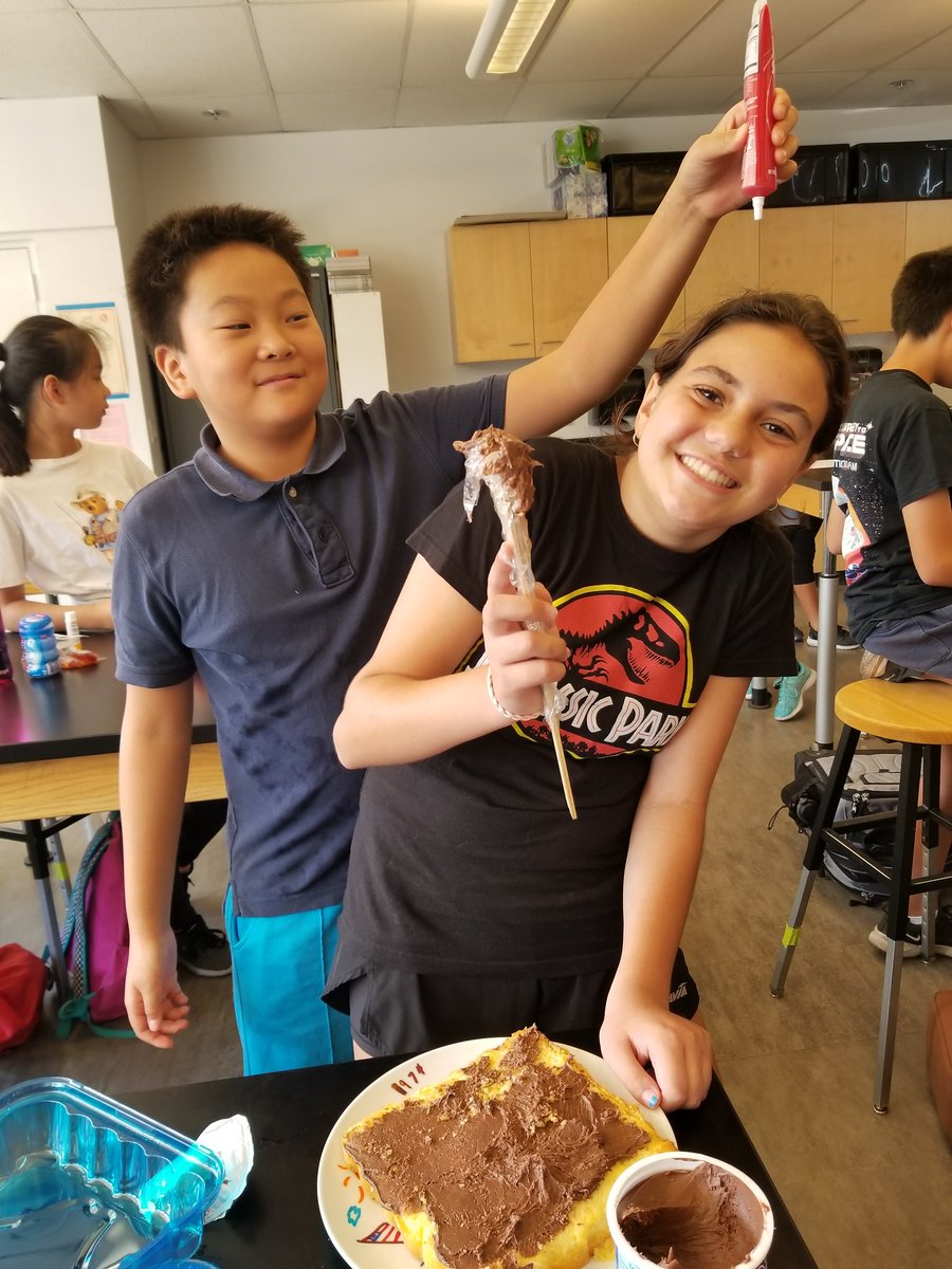 kaatreenaahhh's tweet photo. Cell projects &amp; ingenuity are at work at #danamiddleschool! They forgot spatula to spread the frosting so they covered a ruler with saran wrap! #genius @ArcadiaUnified #danamariners https://t.co/N6R0Lt04VF